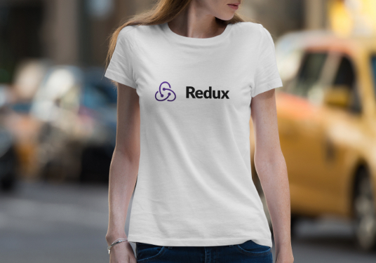 Mujer con camiseta de Redux